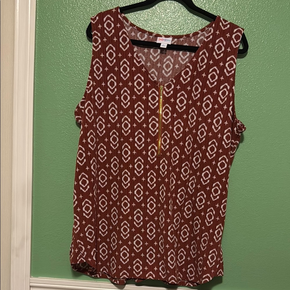 Women's Sleeveless Top in Red Pattern